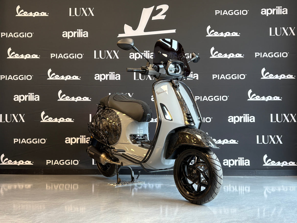 Vespa Sprint | Nardo Grey | Forged Carbon | Akrapovic