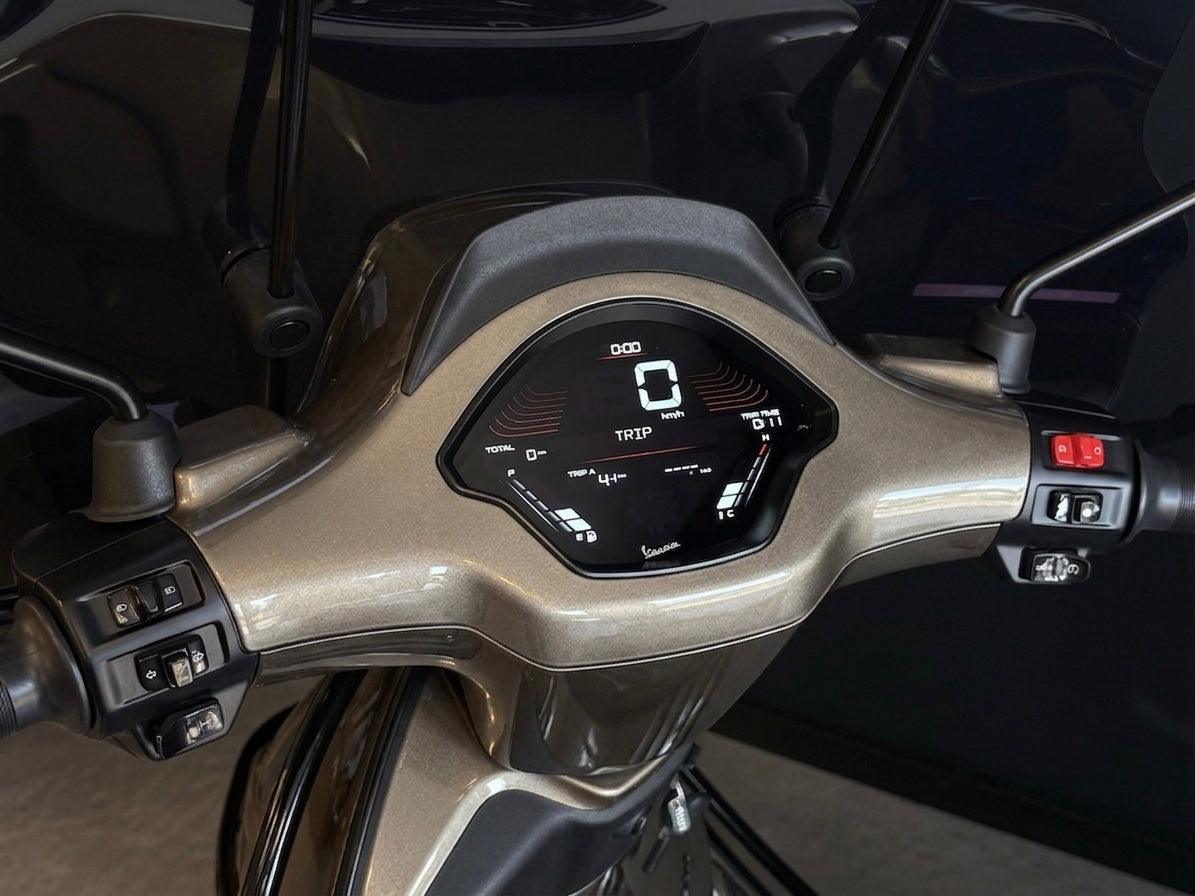 Vespa Sprint | BMW Champange Quartz