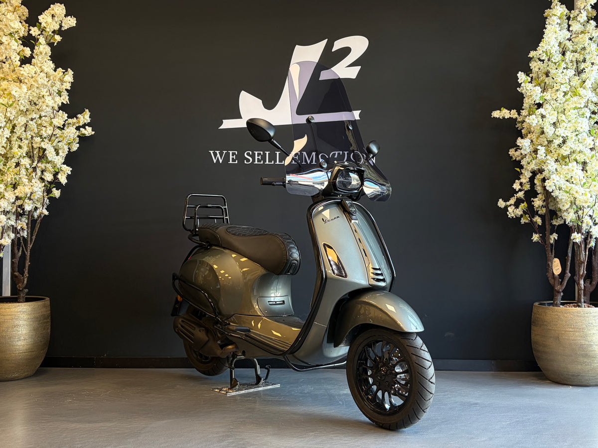 Vespa Sprint | Porsche Aventura Grey