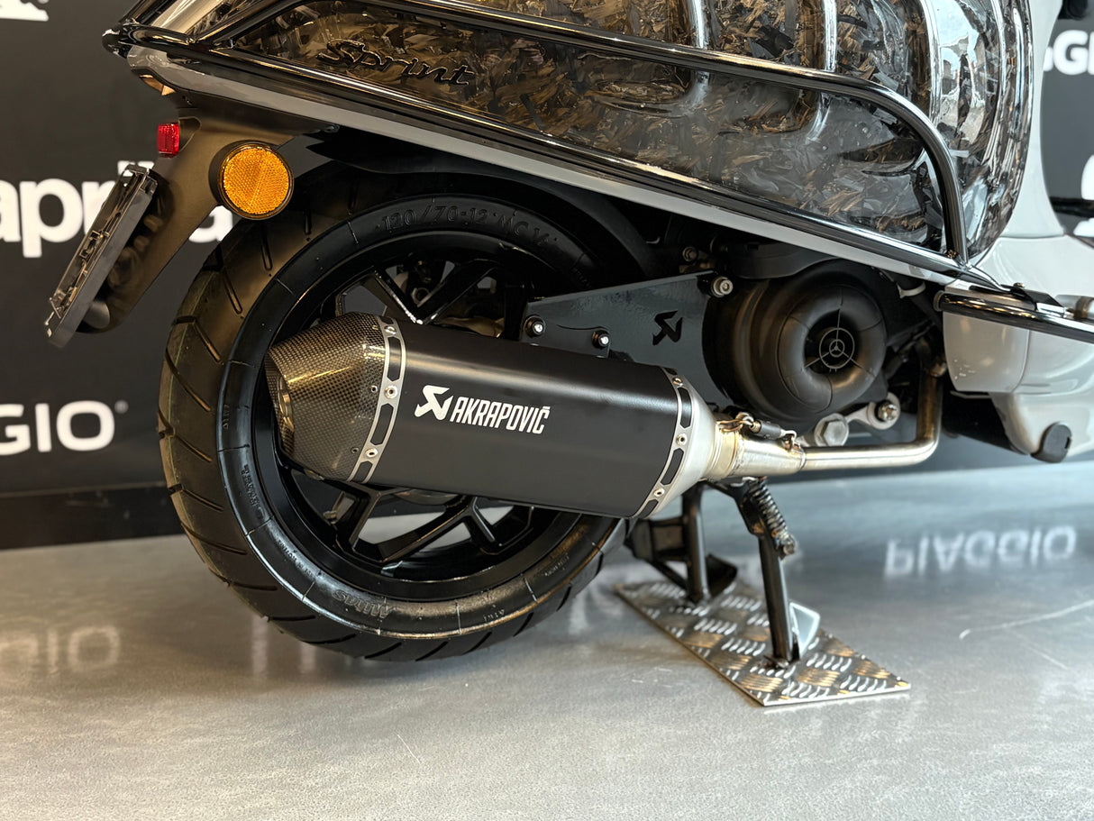 Vespa Sprint | Nardo Grey | Forged Carbon | Akrapovic