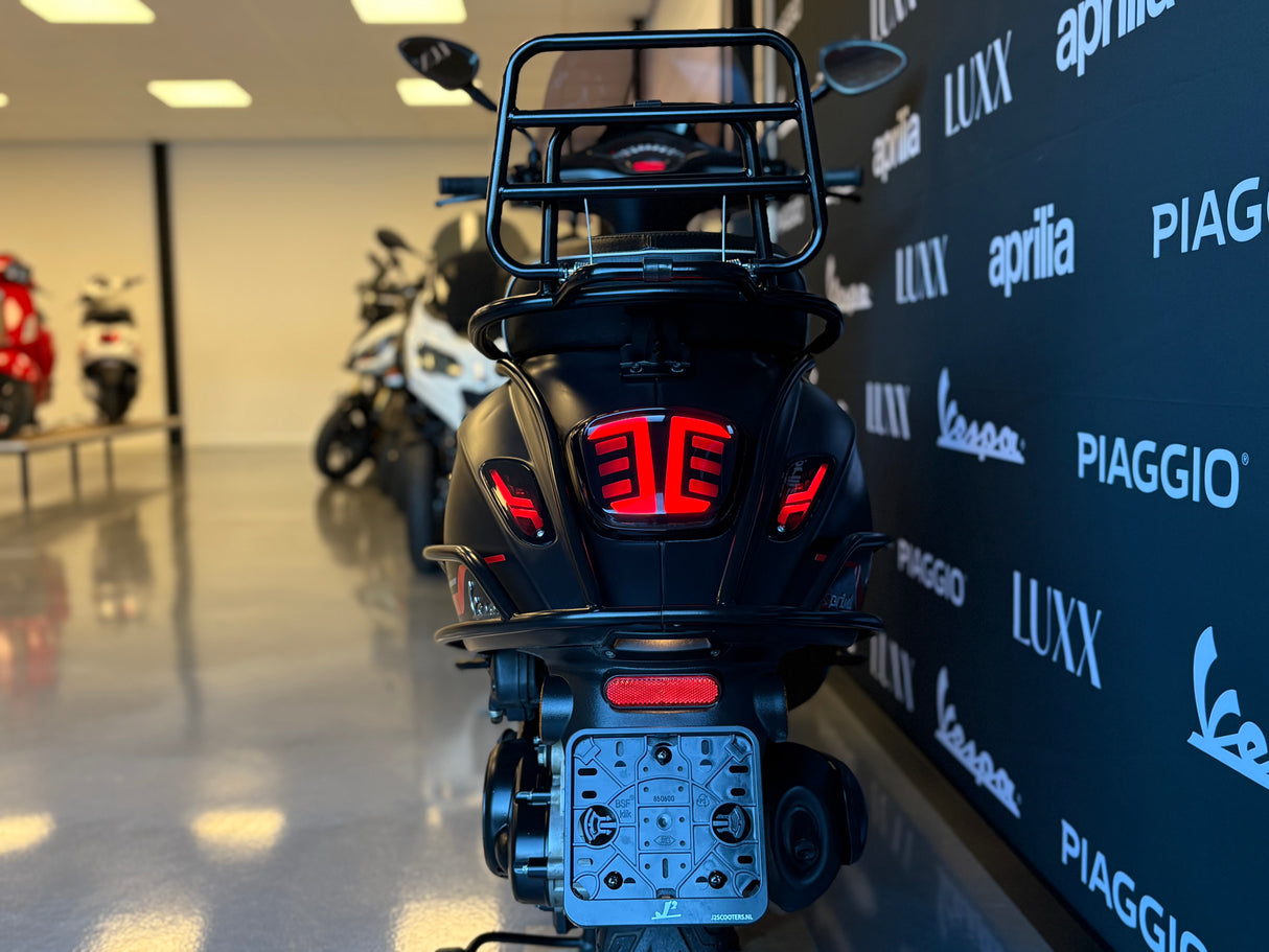 Vespa Sprint | Mat Zwart | 1 eig