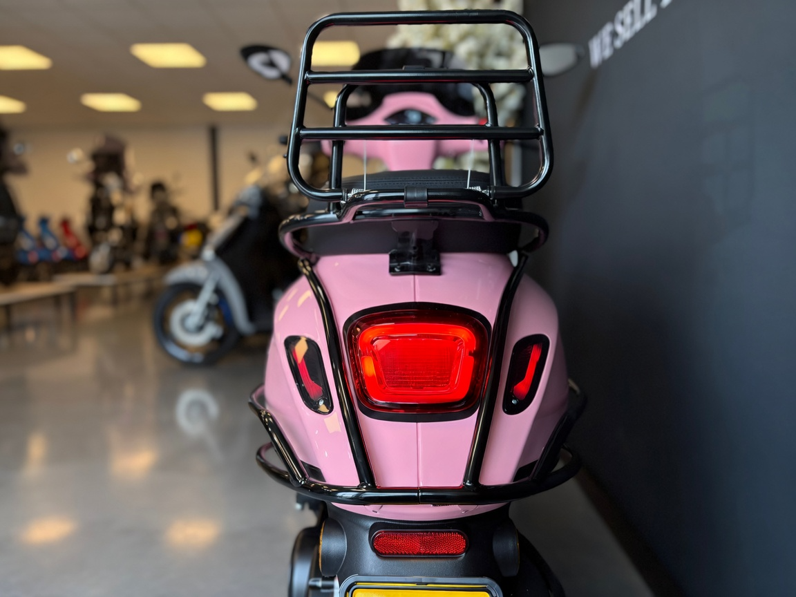 Vespa Sprint | Porsche Pastel Pink