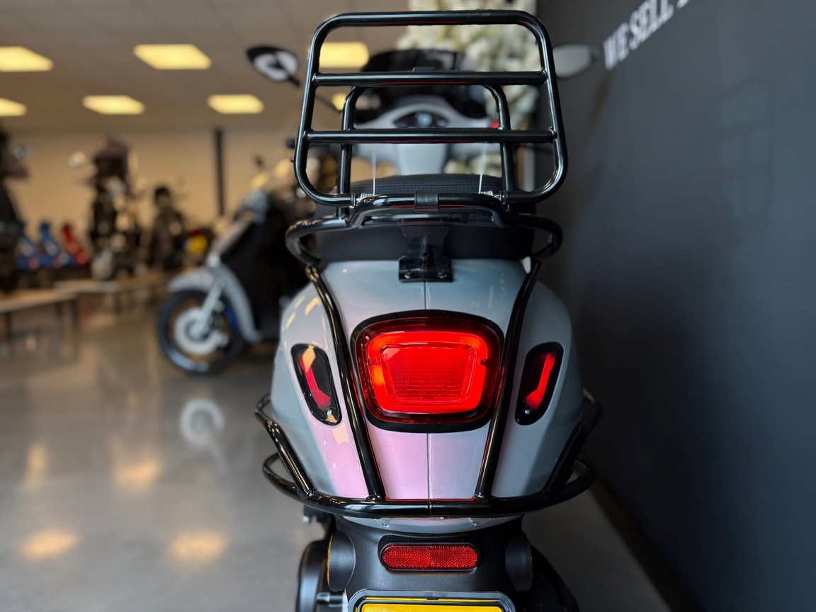 Vespa Sprint | Mercedes Iridium Silver