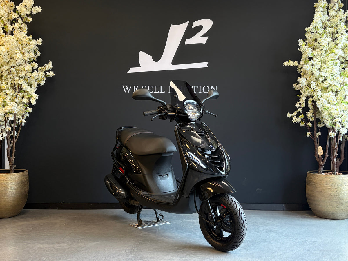 Piaggio Zip | Black on Black