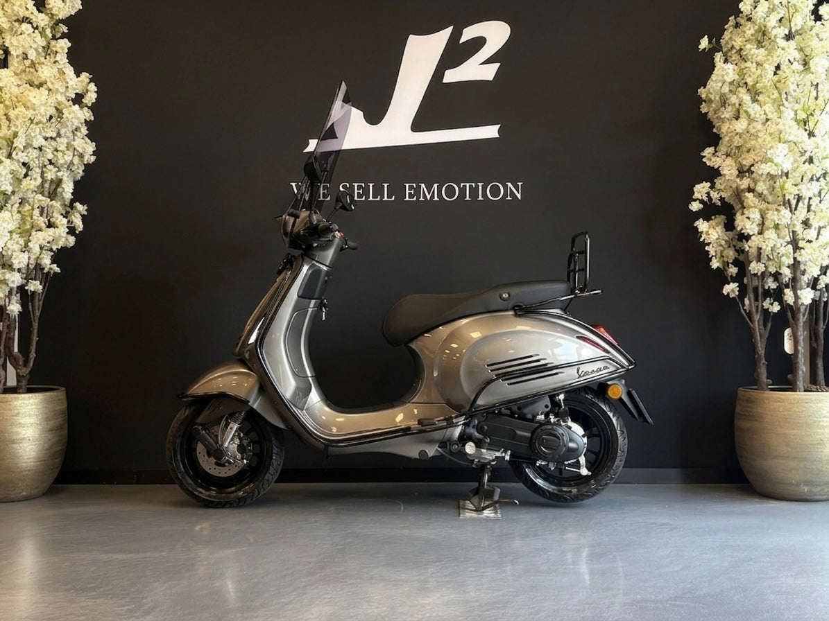 Vespa Sprint | BMW Champange Quartz