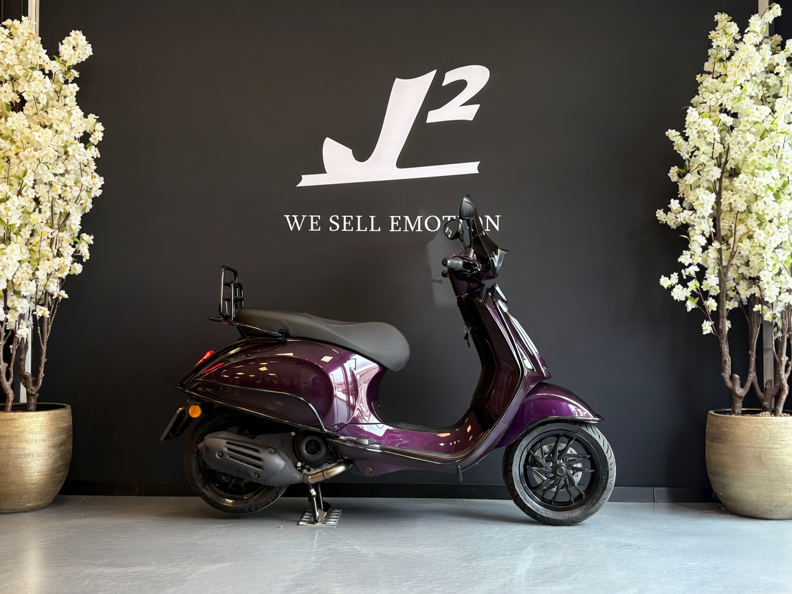 Vespa Sprint | Lamborghini Viola Parsifae
