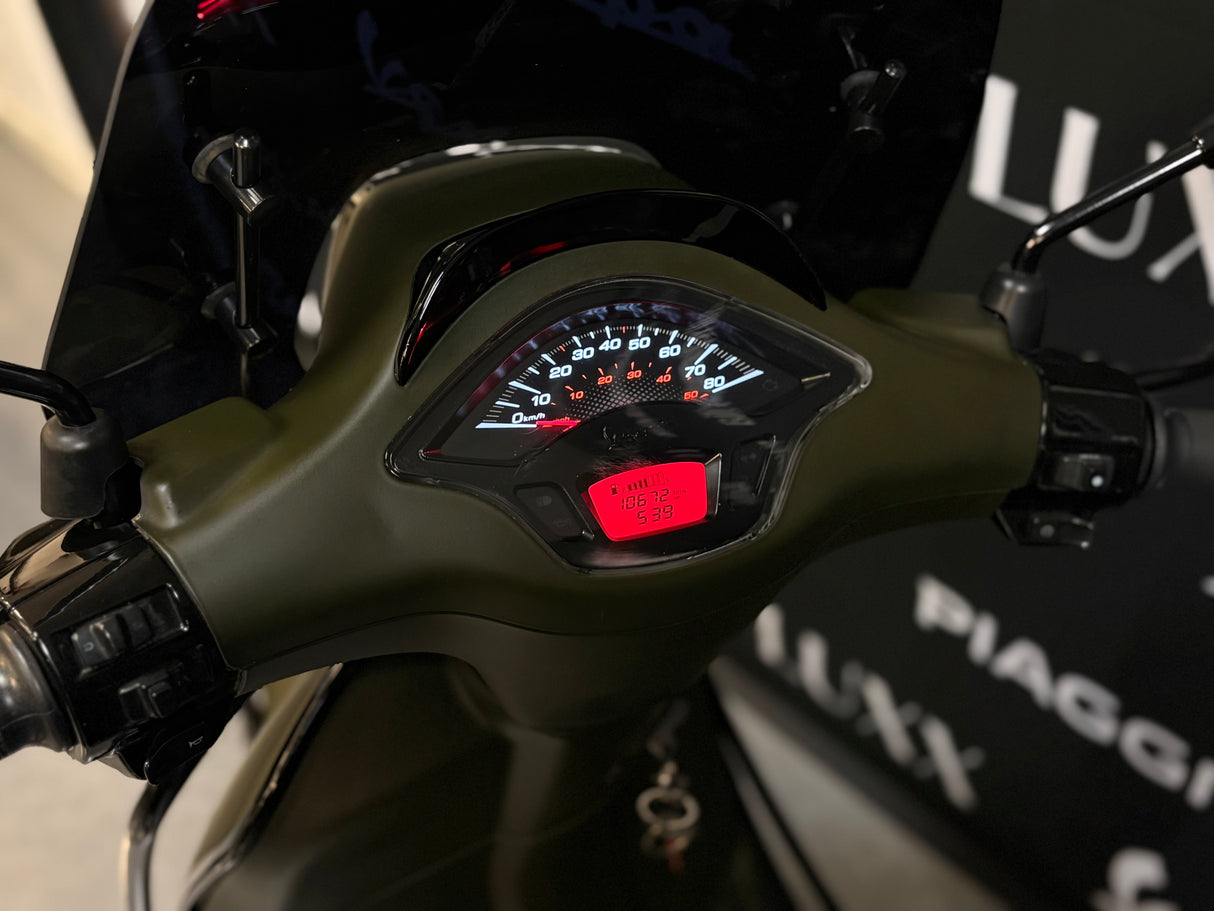 Vespa Sprint | Army Green | 1 eig