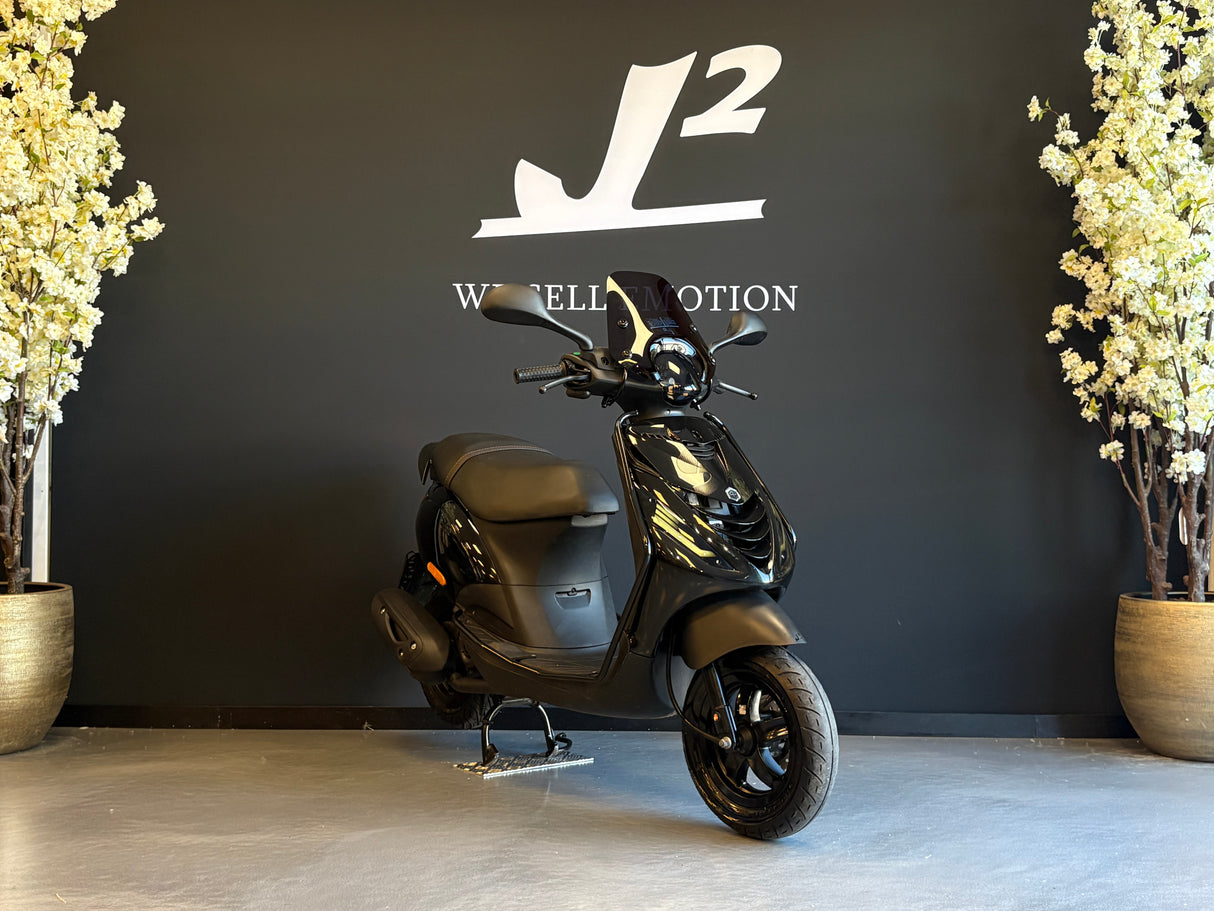 Piaggio Zip | Black on Black