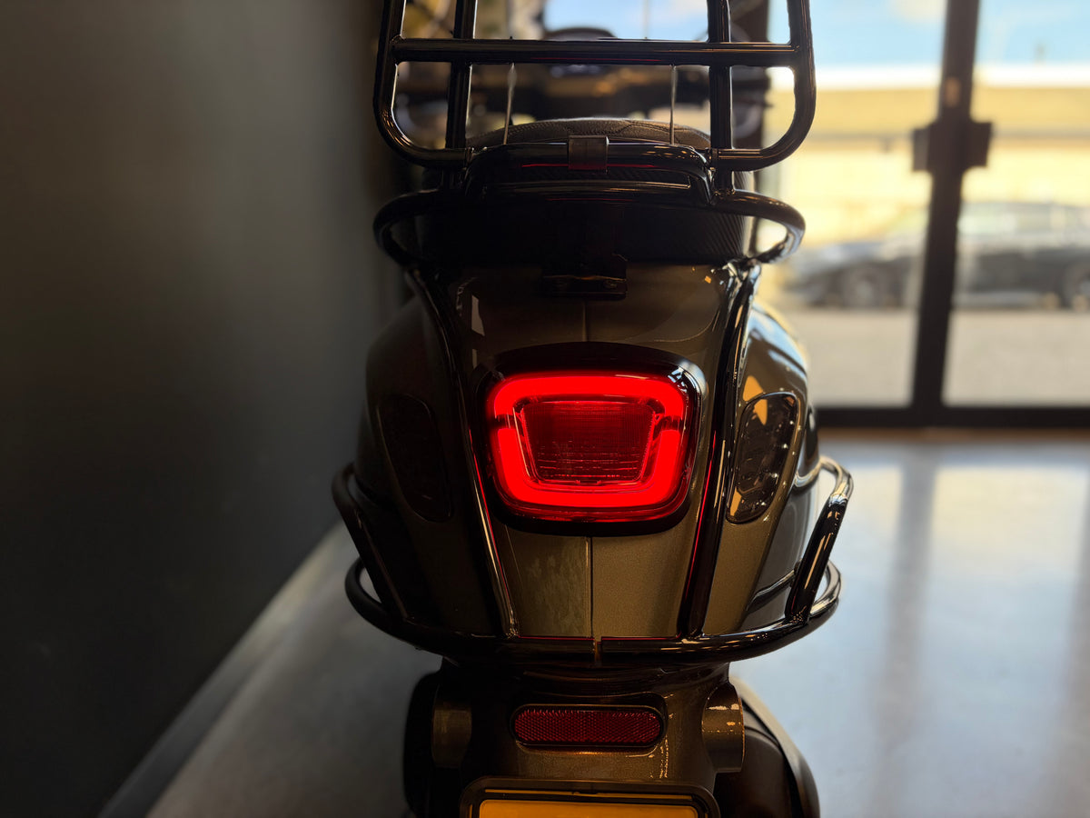 Vespa Sprint | Porsche Aventura Grey