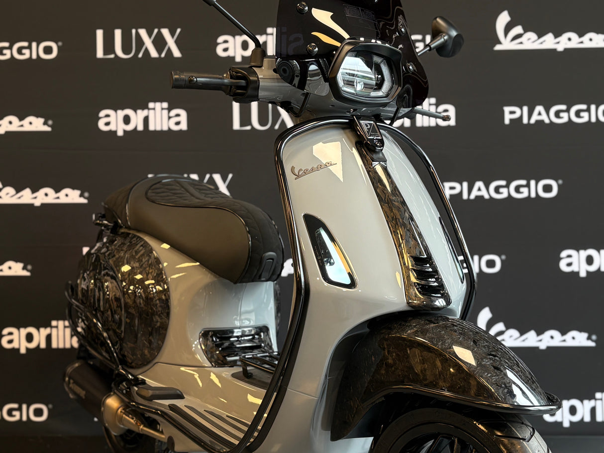 Vespa Sprint | Nardo Grey | Forged Carbon | Akrapovic