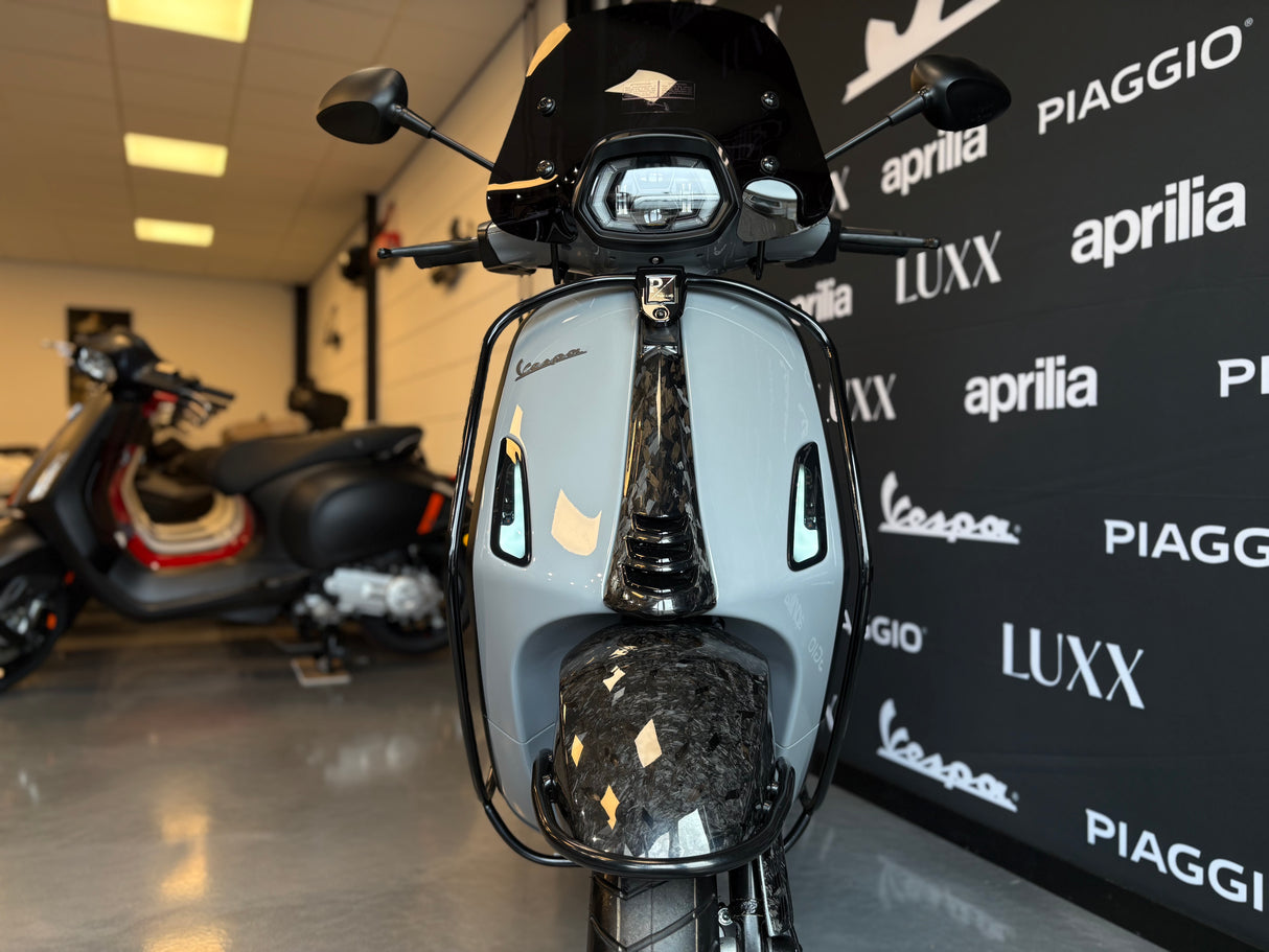 Vespa Sprint | Nardo Grey | Forged Carbon | Akrapovic