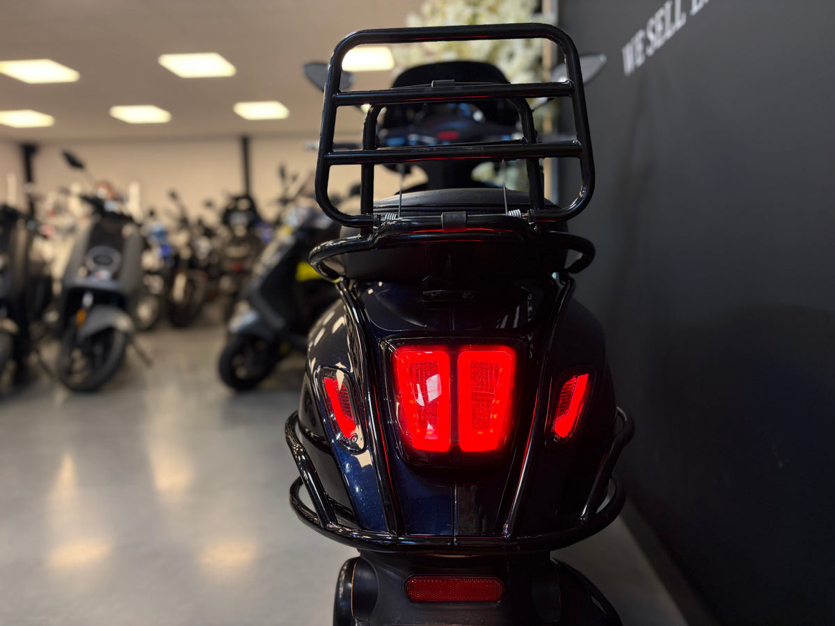Vespa Sprint | Dark Midnight Blue