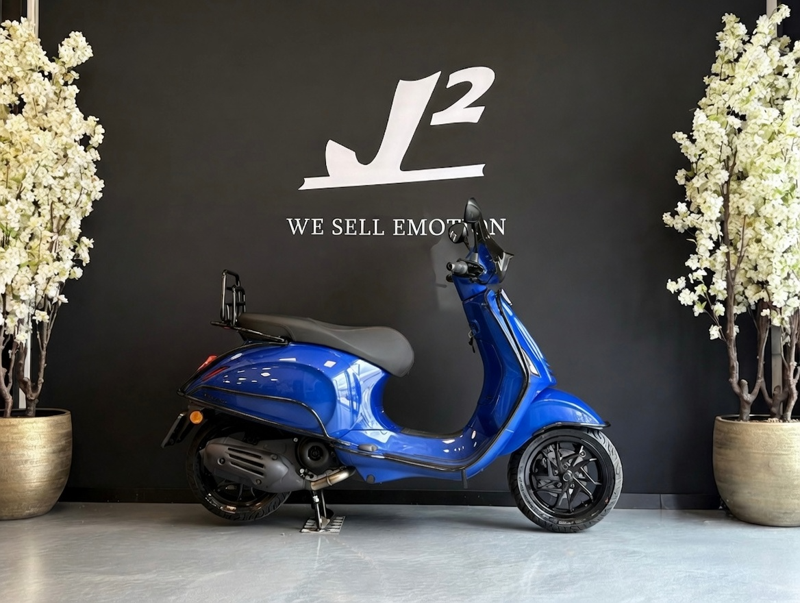 Vespa Sprint | BMW San Marino Blue