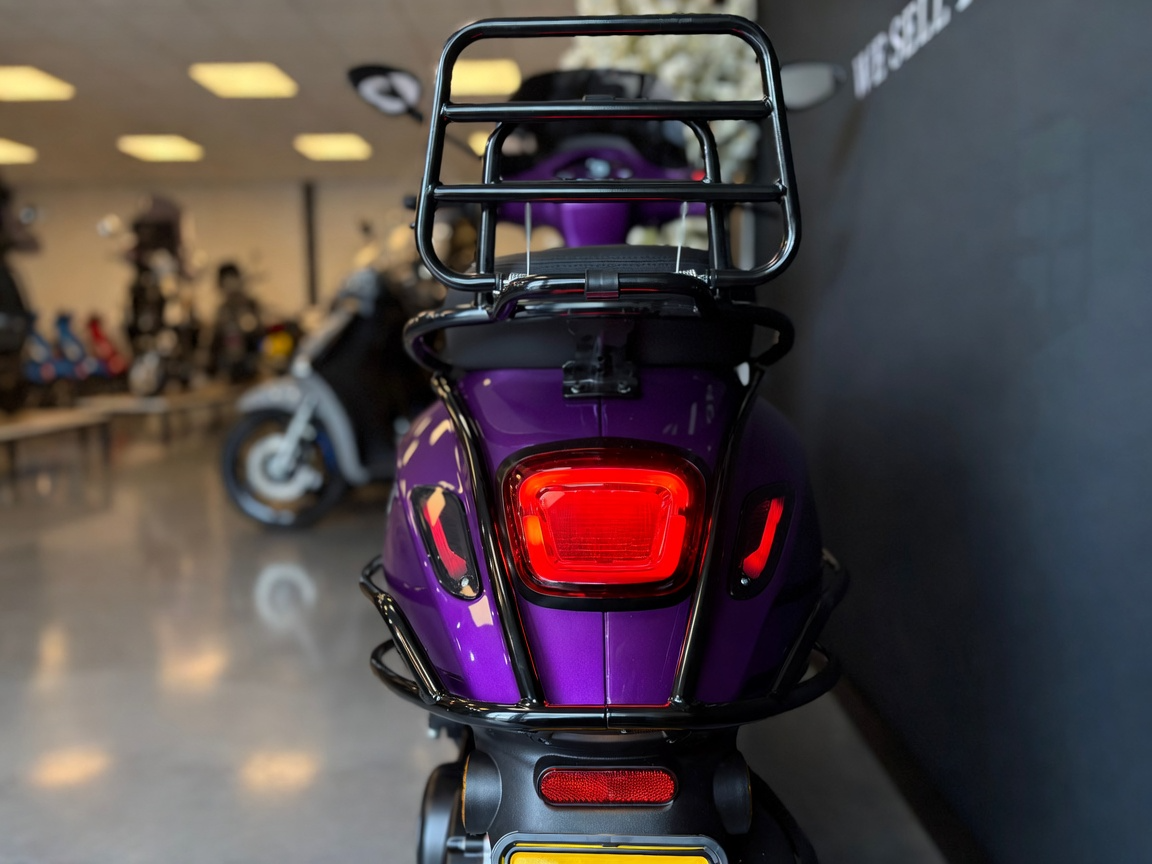 Vespa Sprint | Lamborghini Viola Parsifae