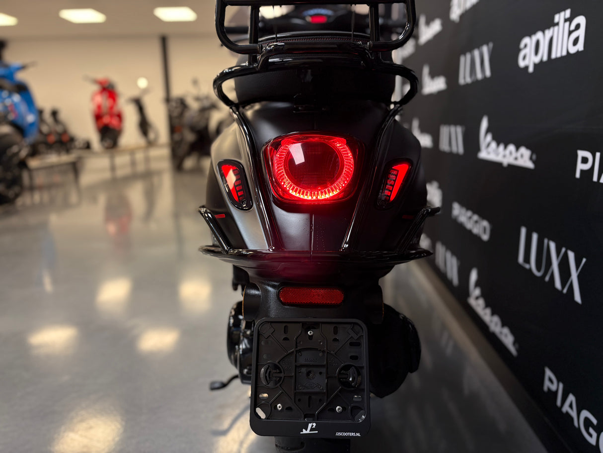 Vespa Sprint | Mat Zwart | 1 eig