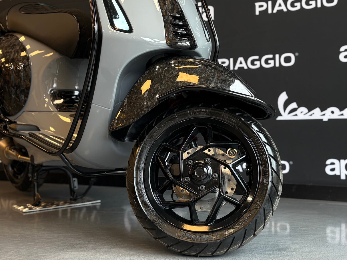 Vespa Sprint | Nardo Grey | Forged Carbon | Akrapovic