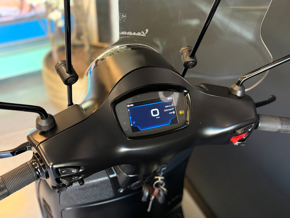 Vespa GTS 300 Super Tech | Mat Zwart
