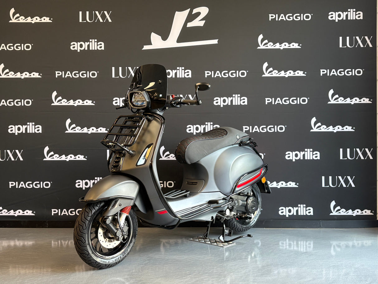 Vespa Sprint Carbon | Mat Grijs | 1 eig