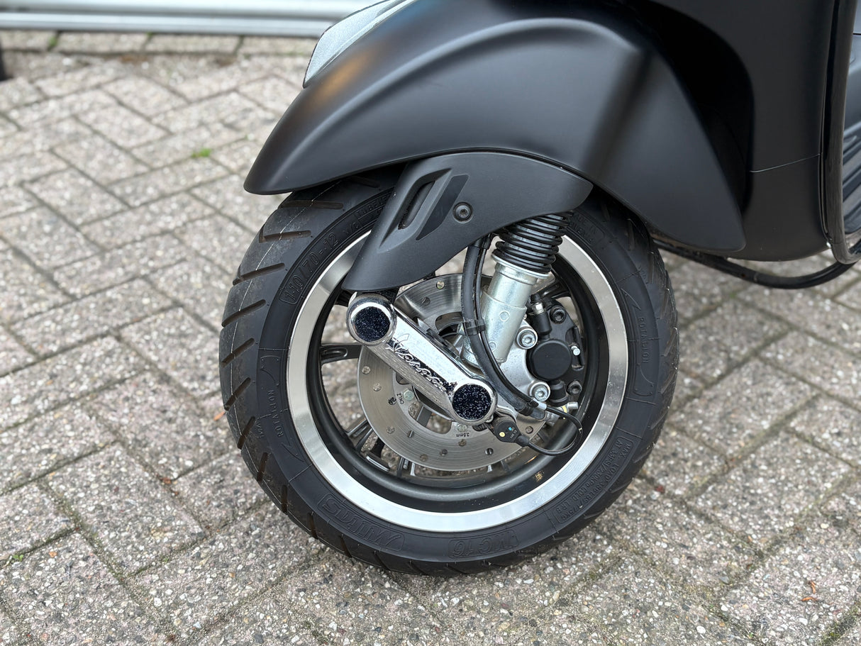 Vespa Primavera | Mat Zwart | 1 Eig