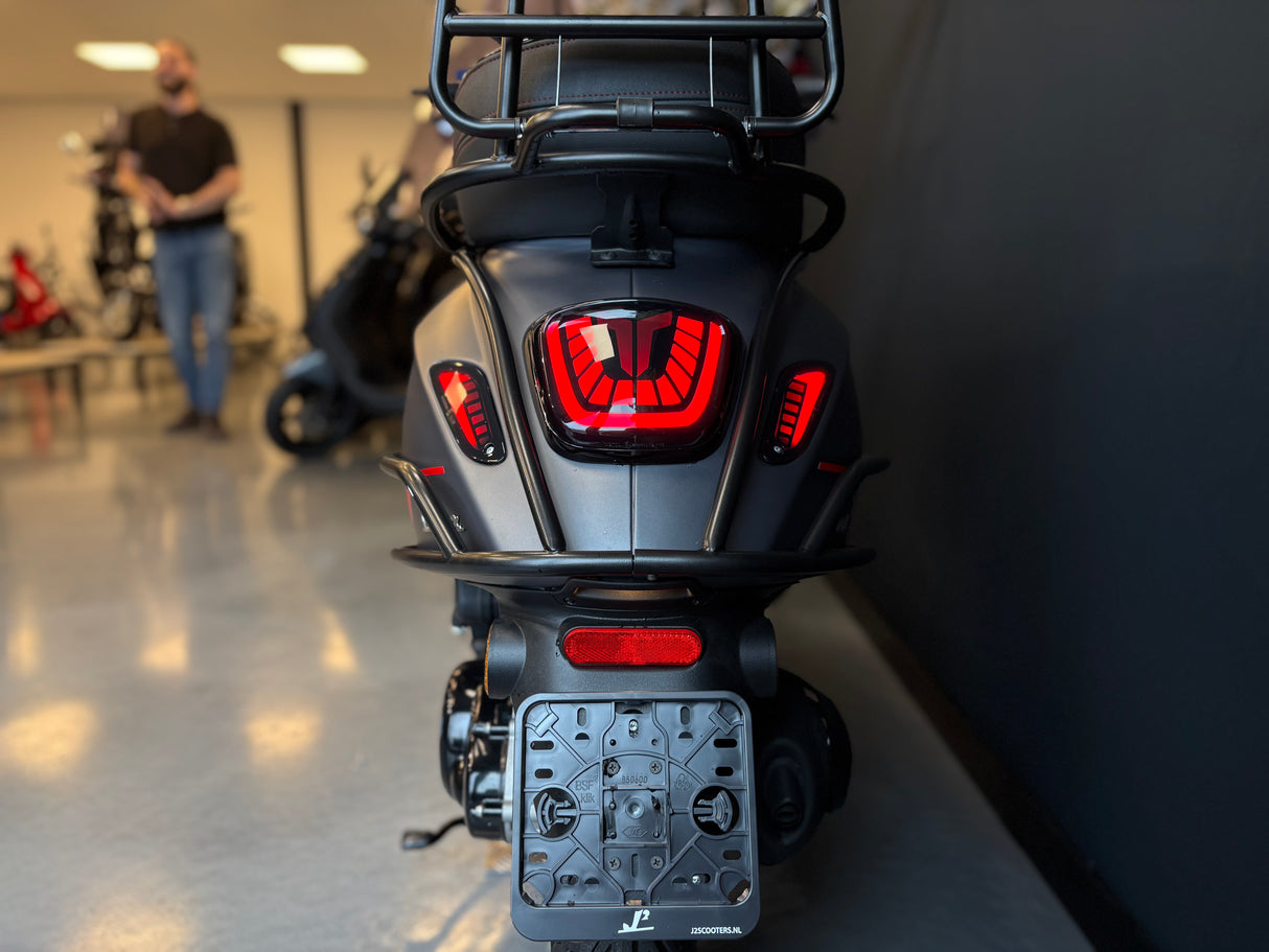 Vespa Sprint | Mat Grijs | Demo
