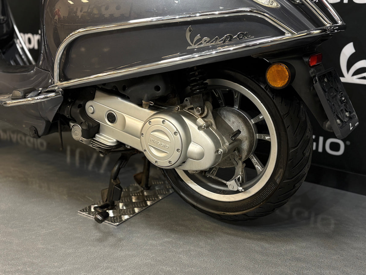 Vespa Primavera | Grijs | 1 eig