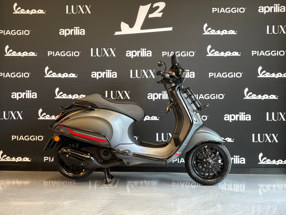 Vespa Sprint Carbon | Mat Grijs | 1 eig