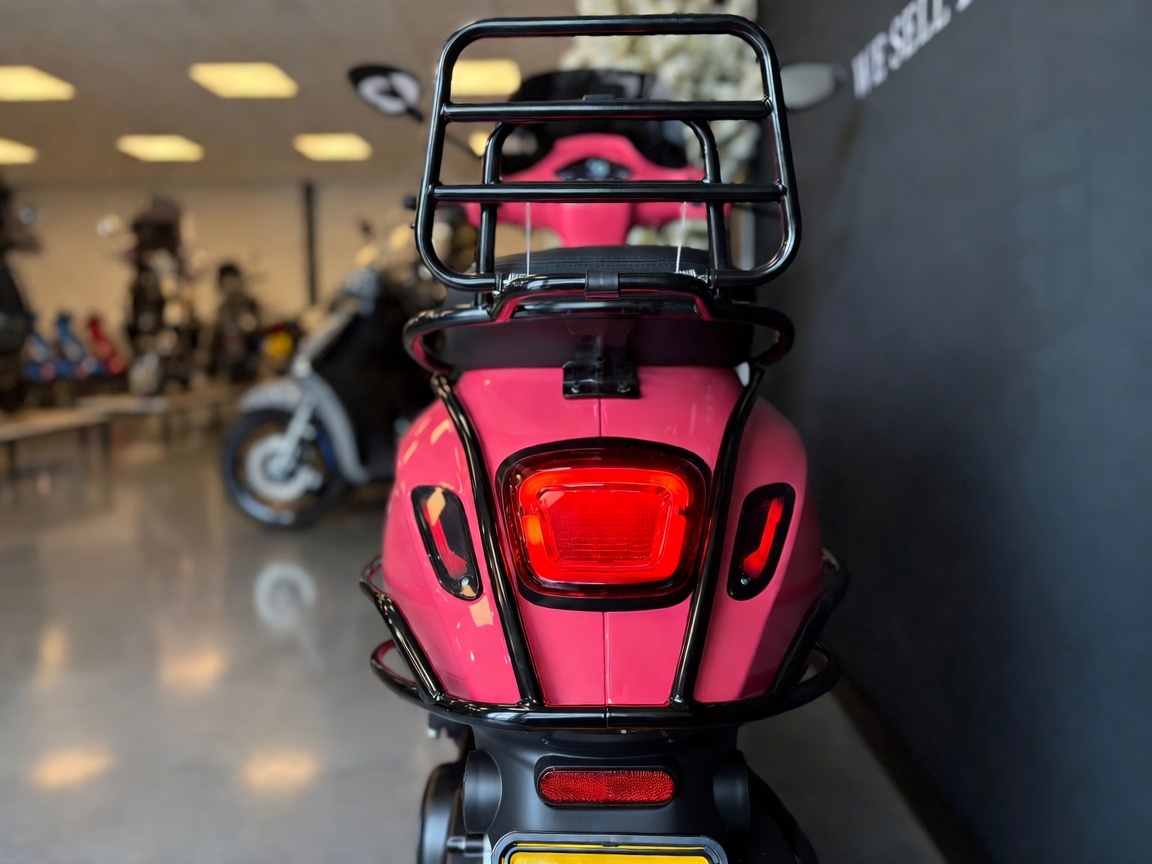 Vespa Sprint | Porsche Rubystone Red
