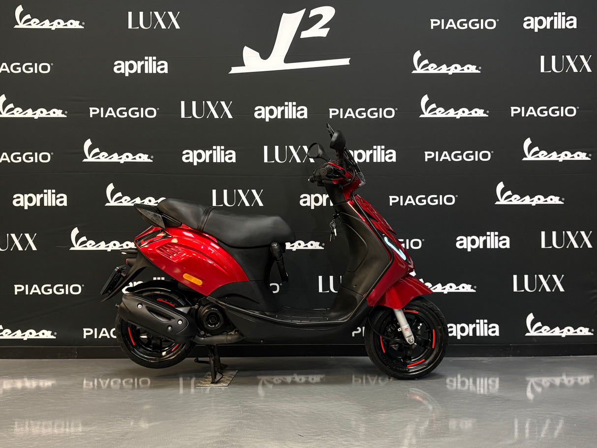 Piaggio Zip | Candy Red | 1 eig