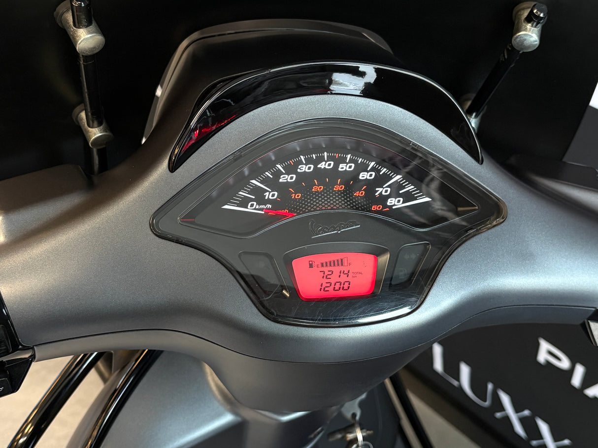 Vespa Sprint Carbon | Mat Grijs | 1 eig