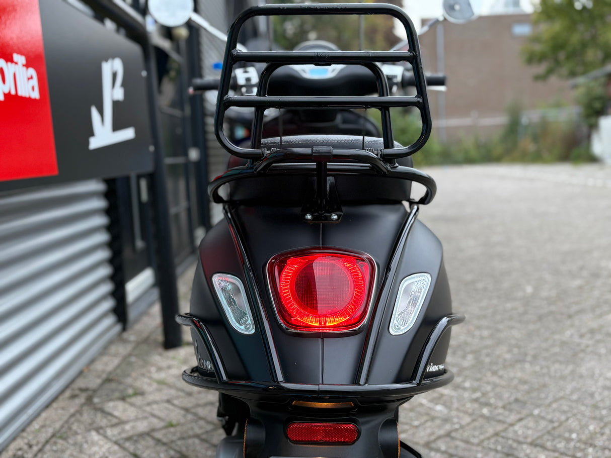 Vespa Primavera | Mat Zwart | 1 Eig