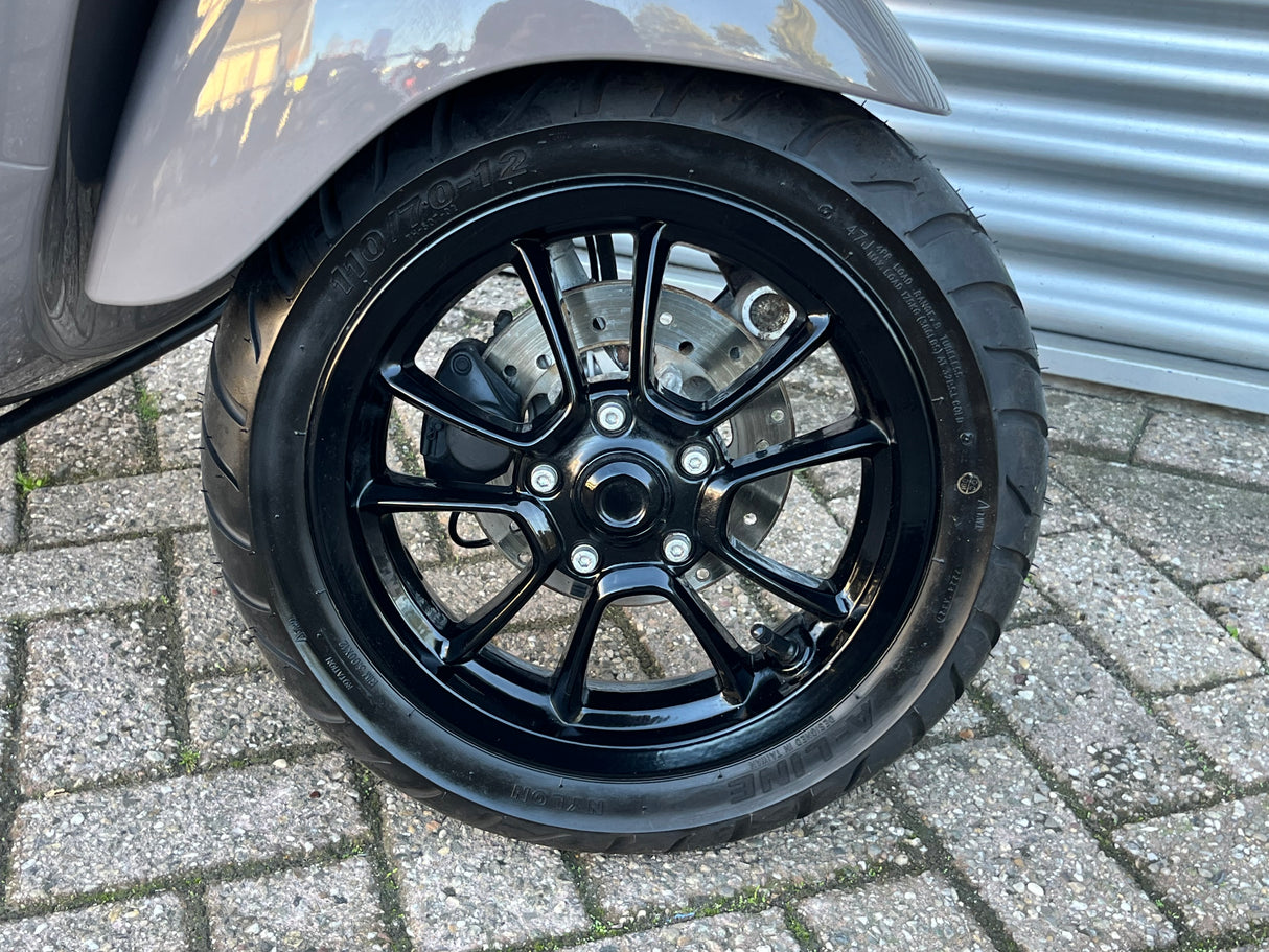 Vespa Primavera | Misty Brown | 1 eig