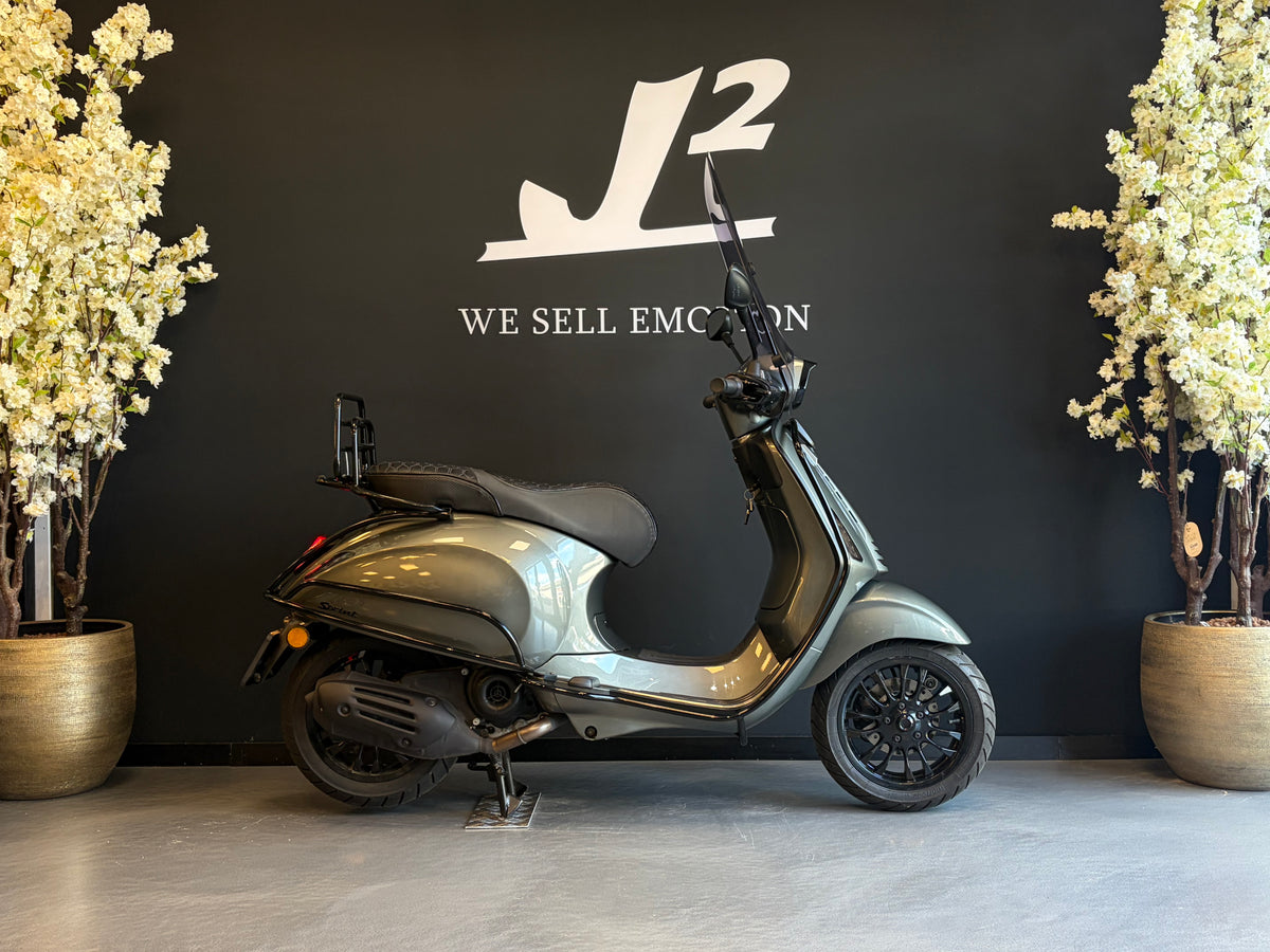 Vespa Sprint | Porsche Aventura Grey
