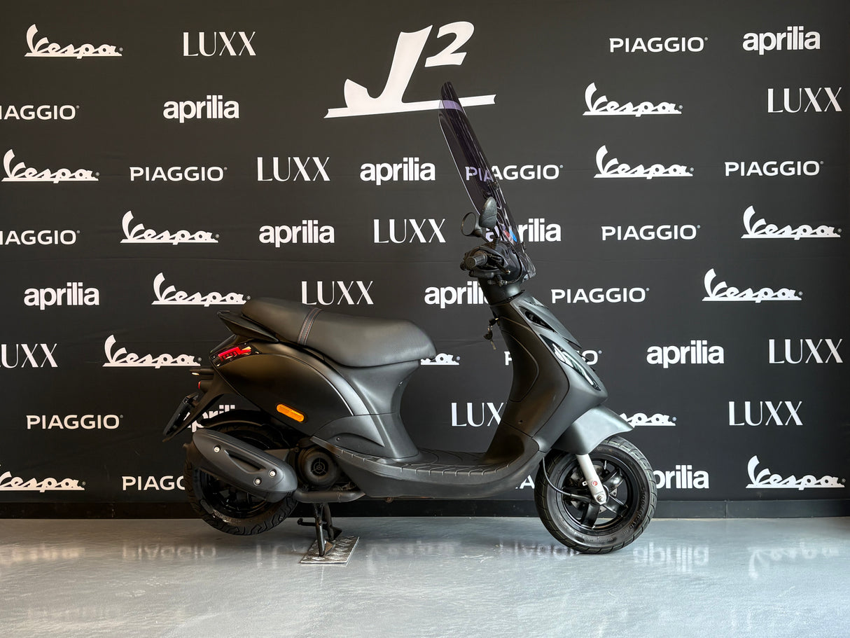 Piaggio Zip | Mat Zwart
