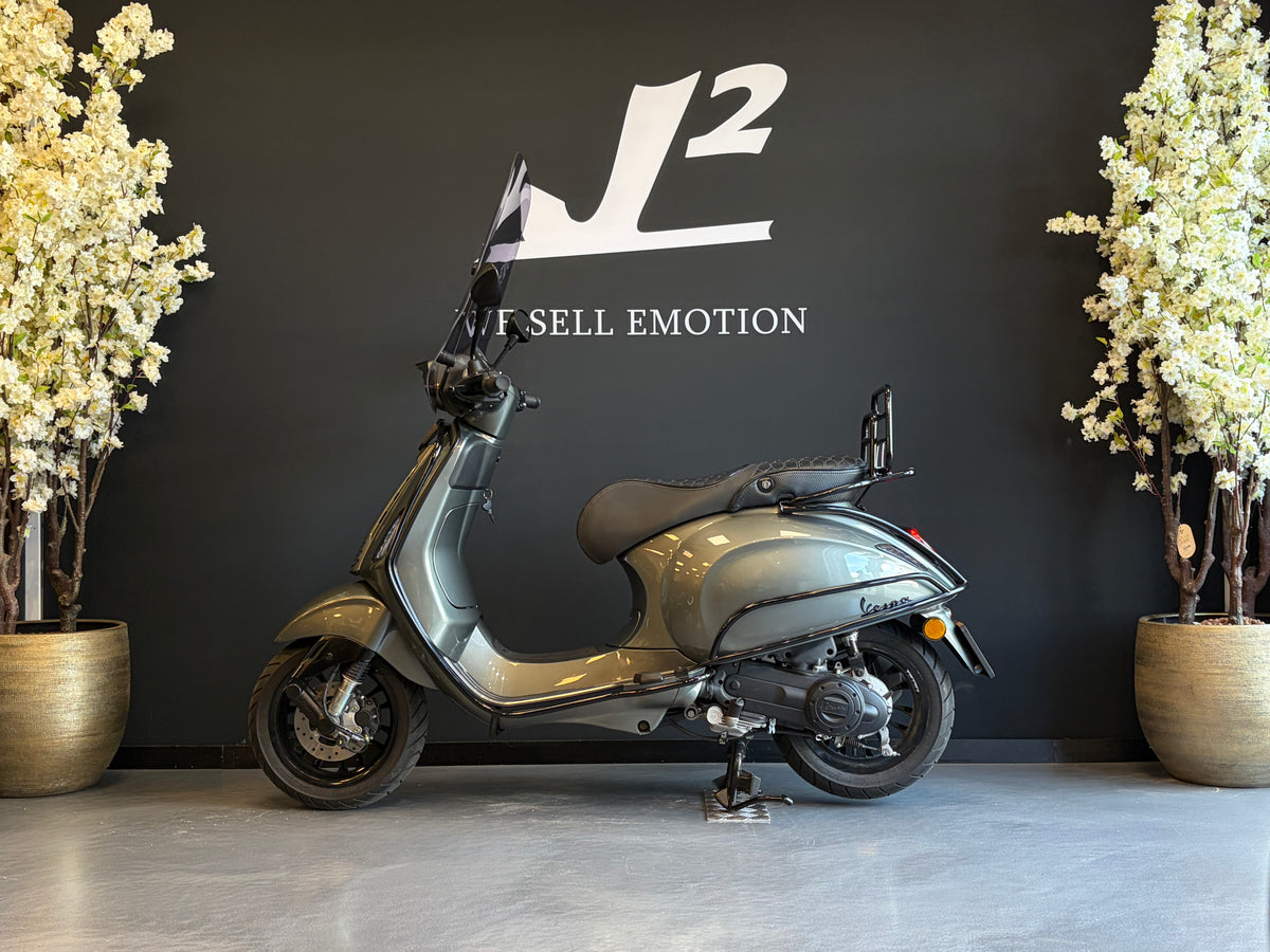 Vespa Sprint | Porsche Aventura Grey