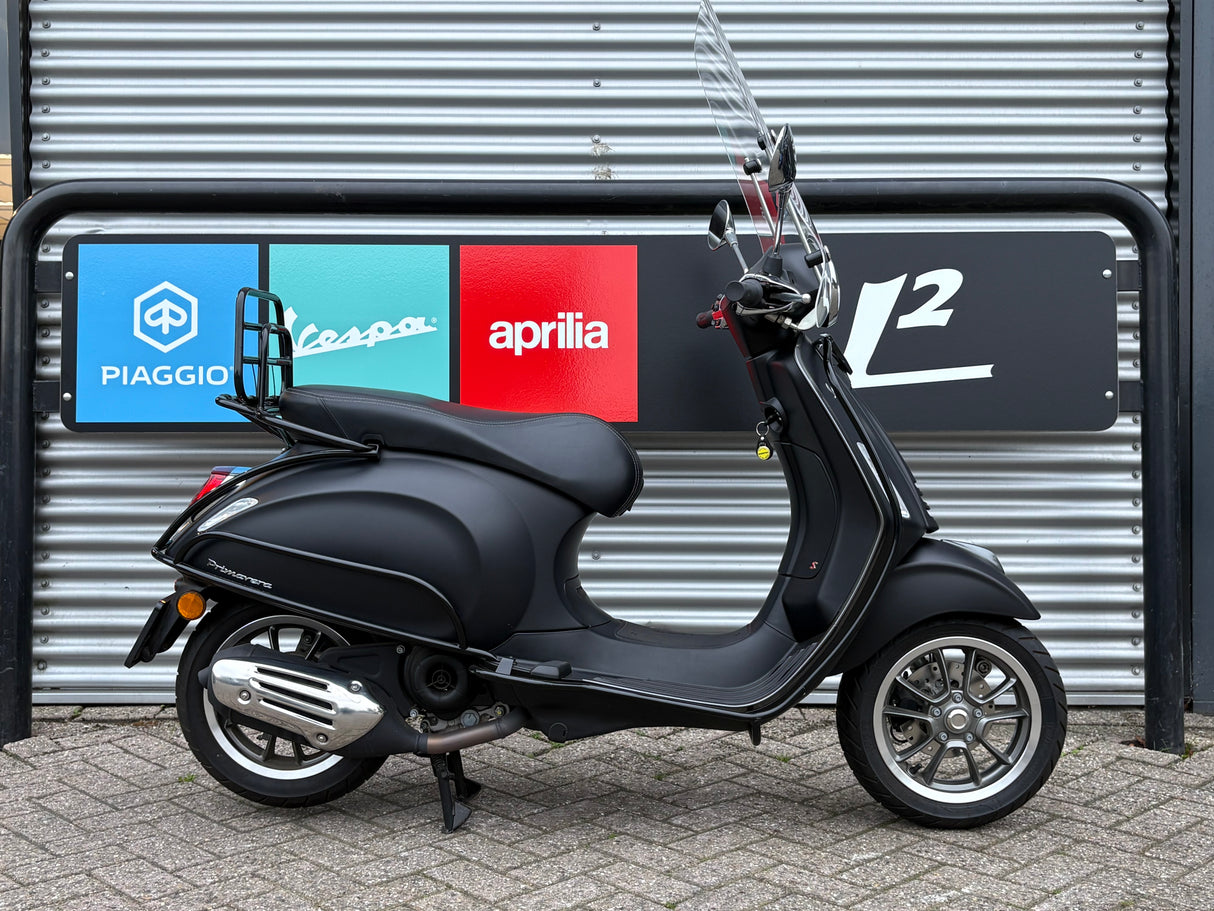 Vespa Primavera | Mat Zwart | 1 Eig