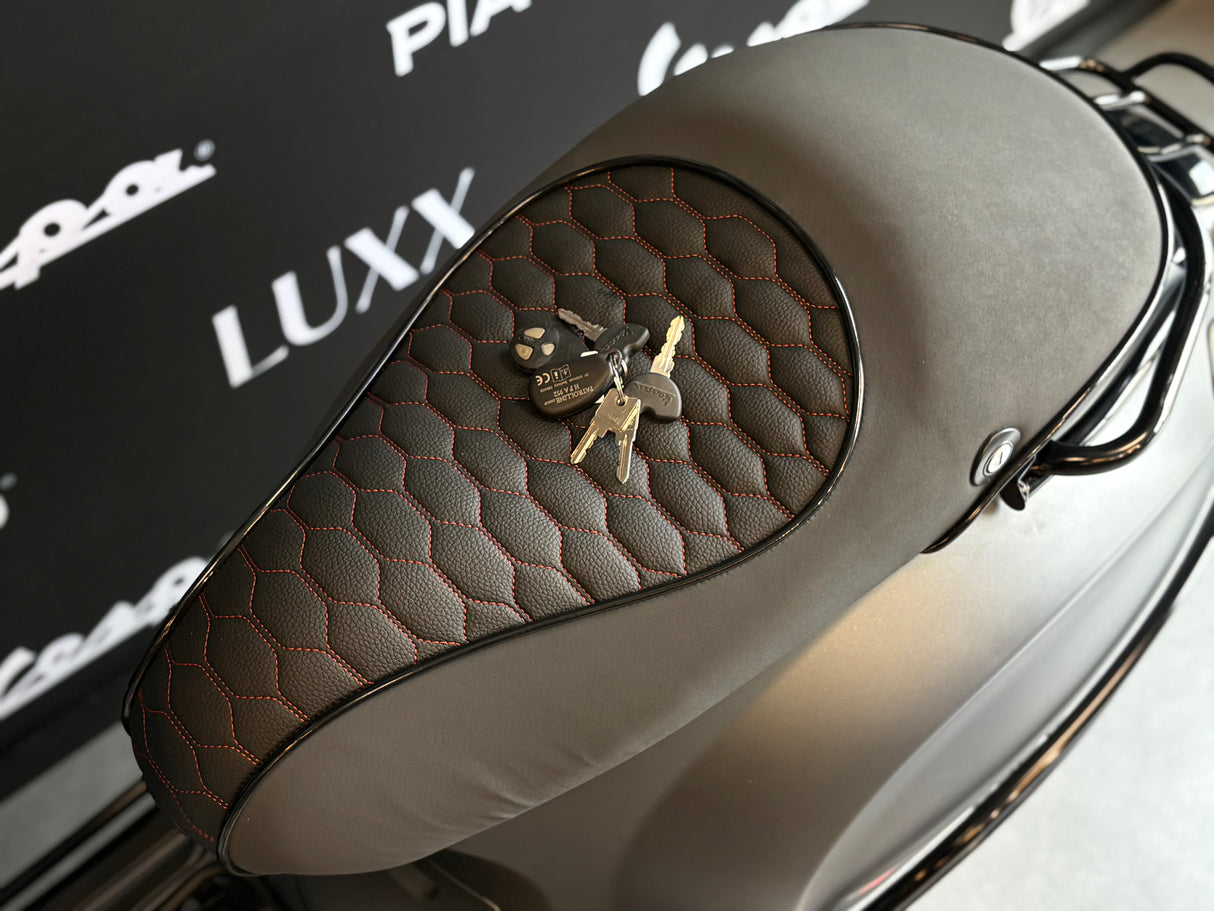 Vespa Sprint Carbon | Mat Grijs | 1 eig