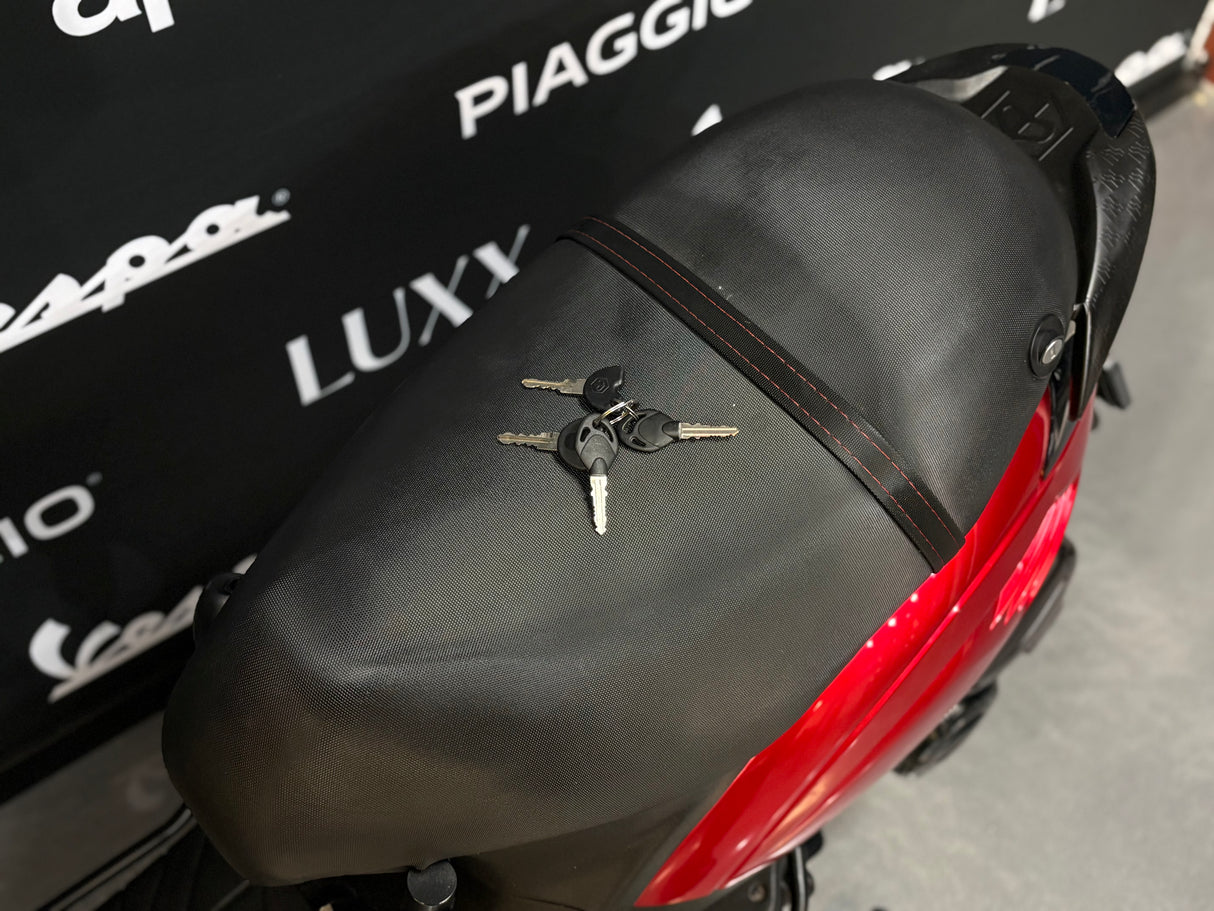 Piaggio Zip | Candy Red | 1 eig