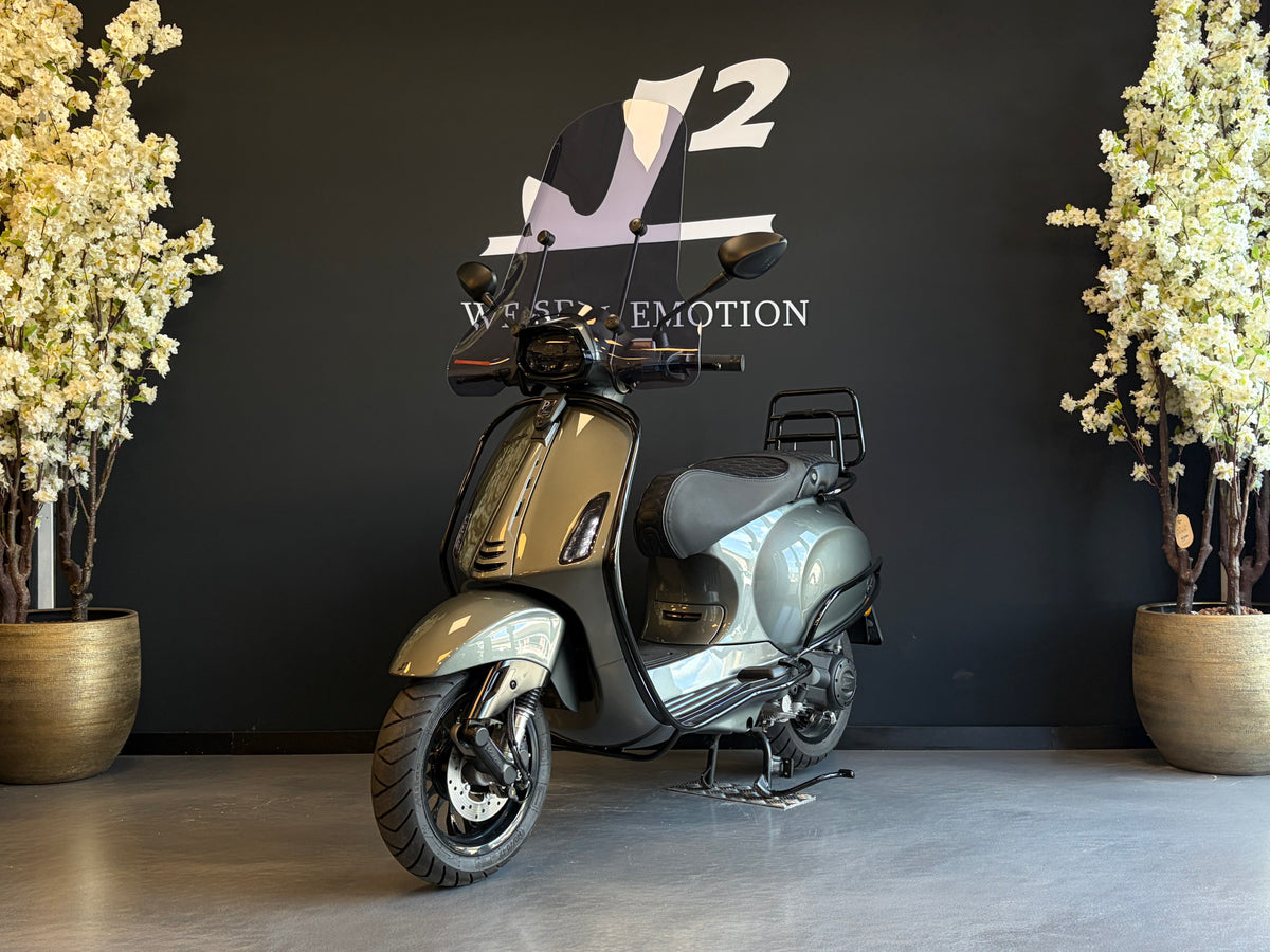 Vespa Sprint | Porsche Aventura Grey