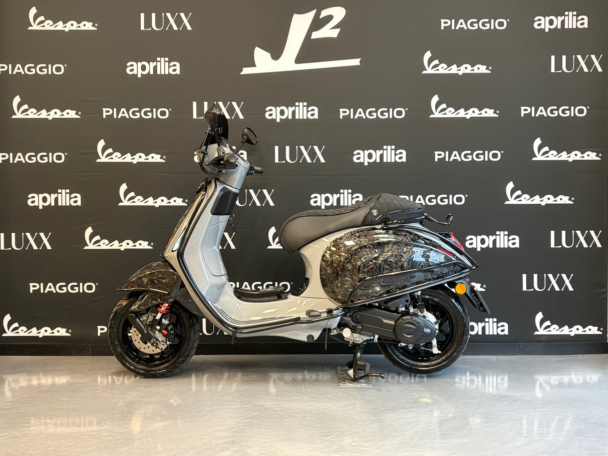 Vespa Sprint | Nardo Grey | Forged Carbon | Akrapovic