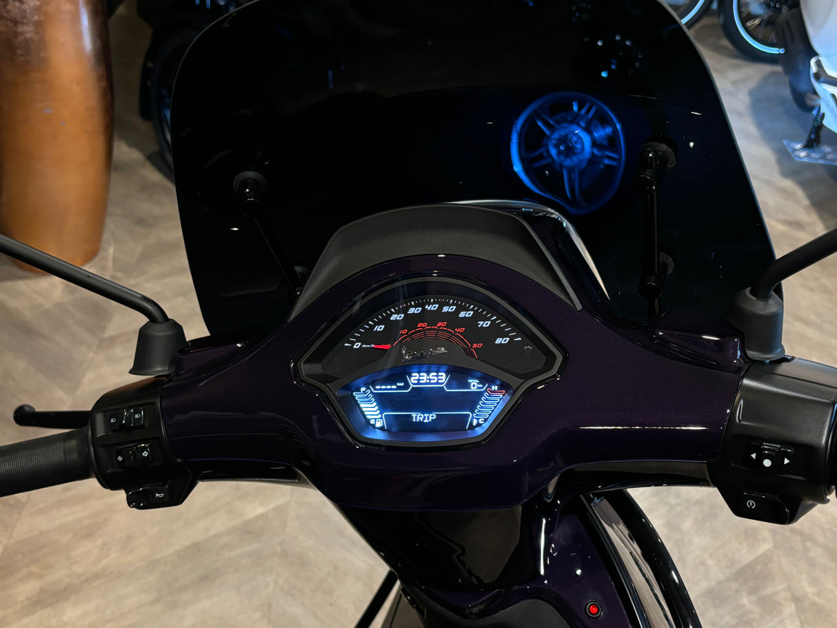 Vespa Sprint / Elettrica Facelift 2025 Dark Merlin Purple Audi