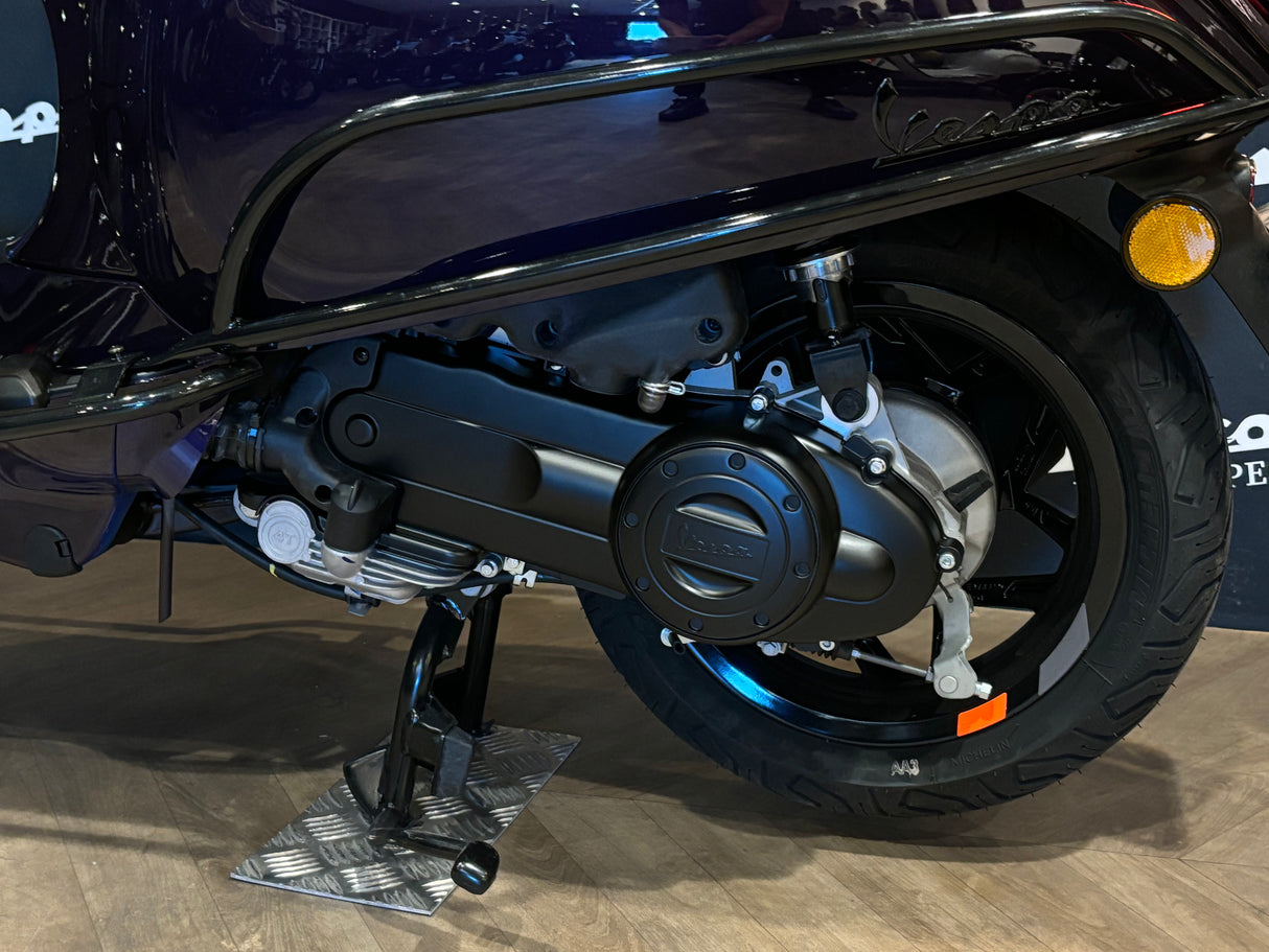 Vespa Sprint / Elettrica Facelift 2025 Dark Merlin Purple Audi
