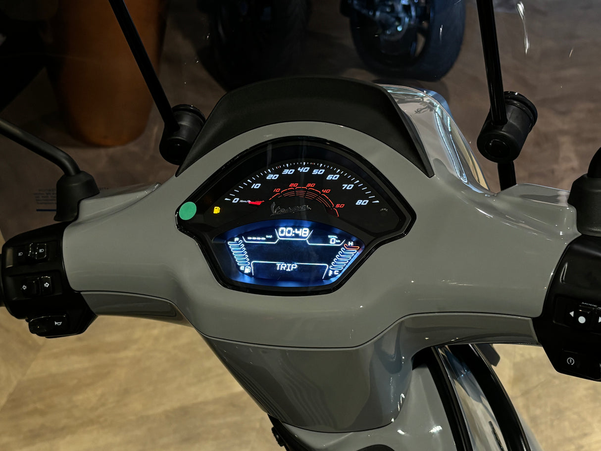 Vespa Sprint / Elettrica Facelift 2025 Audi RS Nardo Grey