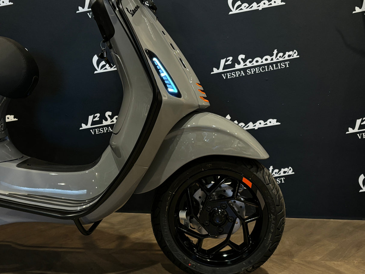 Vespa Sprint / Elettrica Facelift 2025 Audi RS Nardo Grey