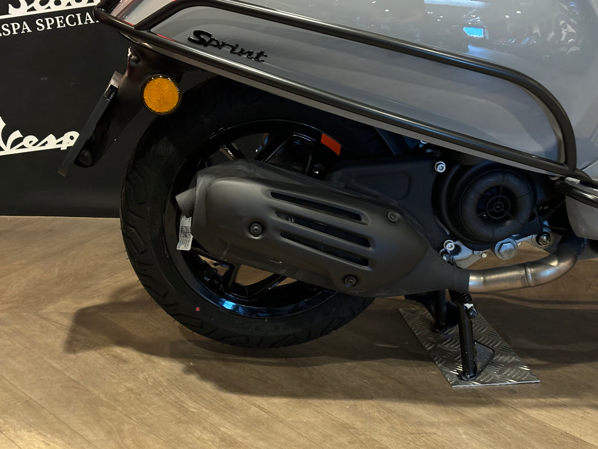 Vespa Sprint / Elettrica Facelift 2025 Audi RS Nardo Grey