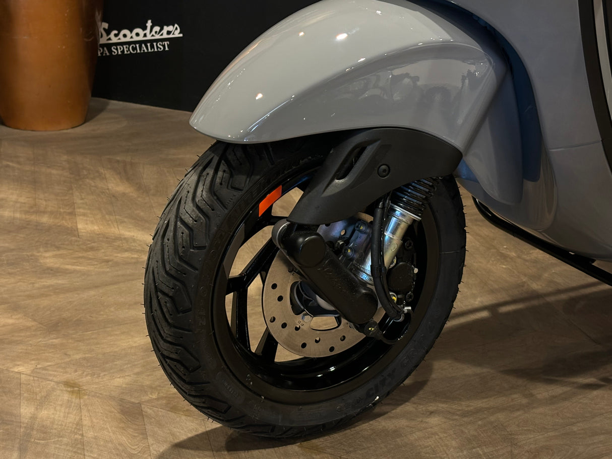 Vespa Sprint / Elettrica Facelift 2025 Audi RS Nardo Grey