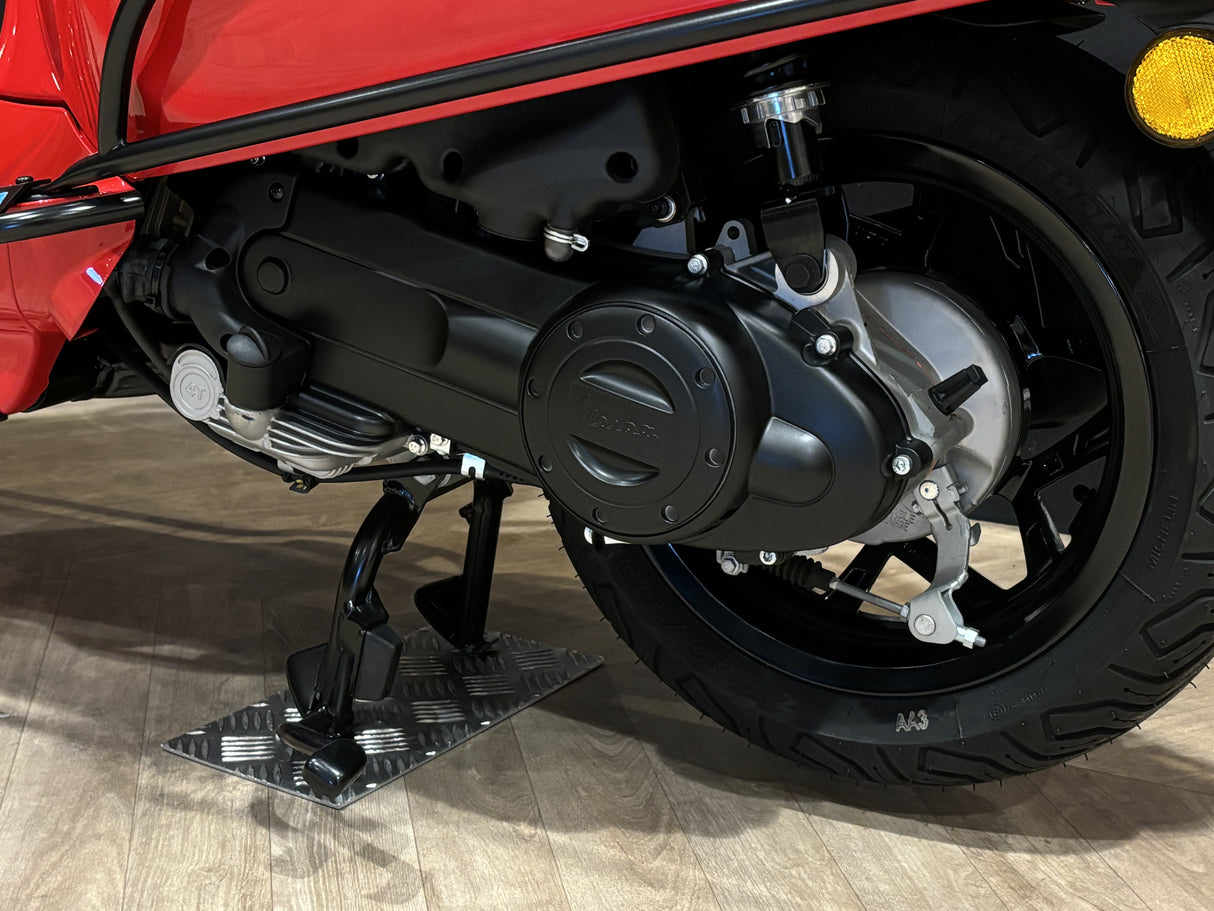 Vespa Sprint E5 Facelift 2025 Rosso Coraggioso