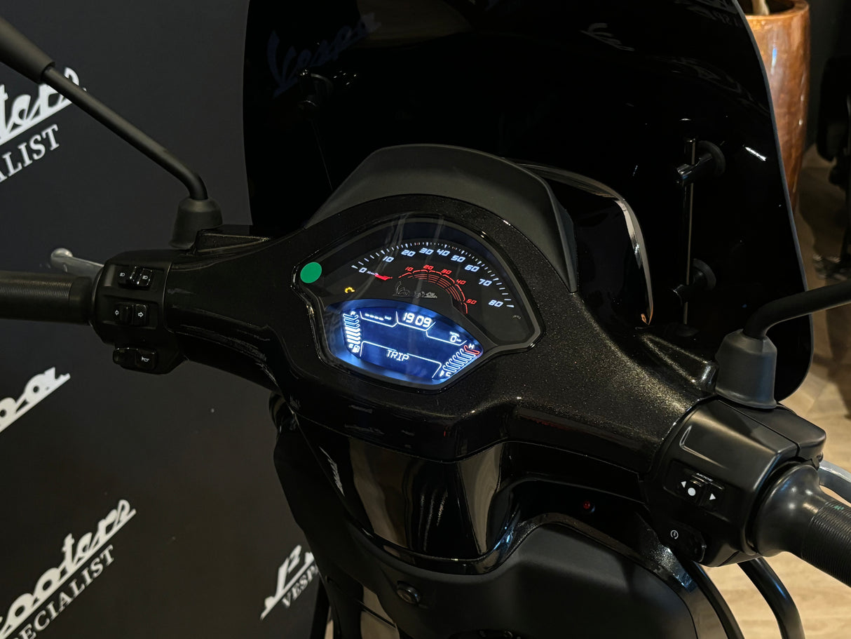 Vespa Sprint / Elettrica Facelift 2025 Aston Martin Grey Metallic