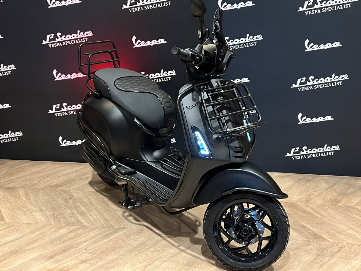 Vespa Sprint / Elettrica Facelift 2025 Nero Convinto (volledig zwart)