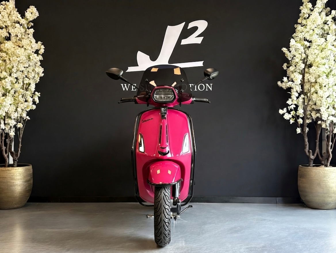 Vespa Sprint | Porsche Rubystone Red