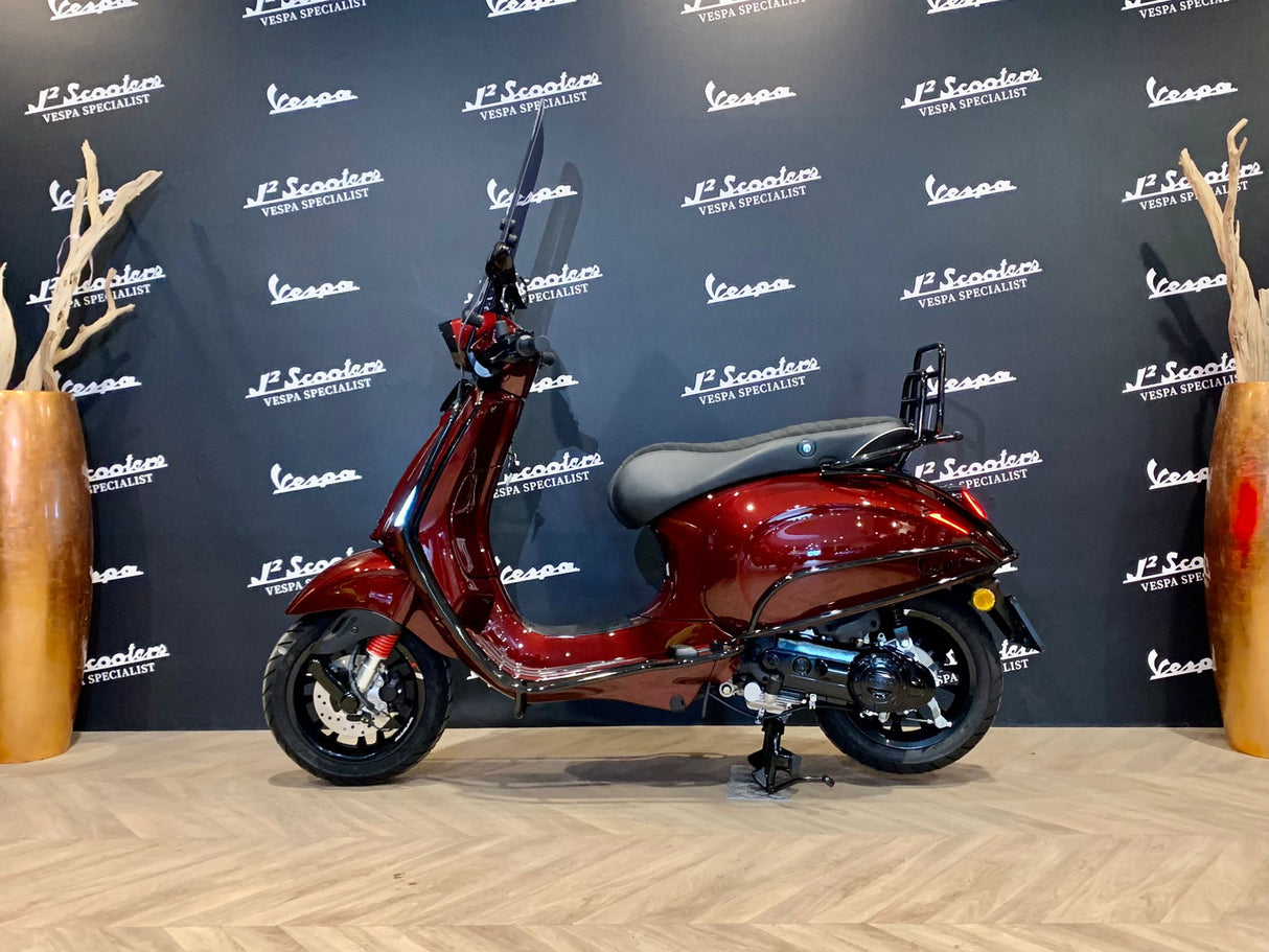 Vespa Sprint / Elettrica Facelift 2025 Porsche Dark Candy Red
